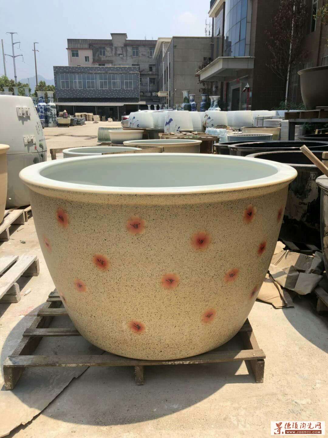 温泉浴缸  陶瓷缸厂家 日式坐式浴缸 定制陶瓷洗浴大缸