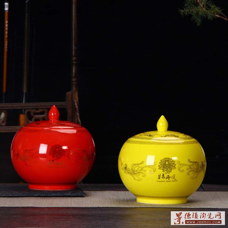 中国红陶瓷茶叶罐