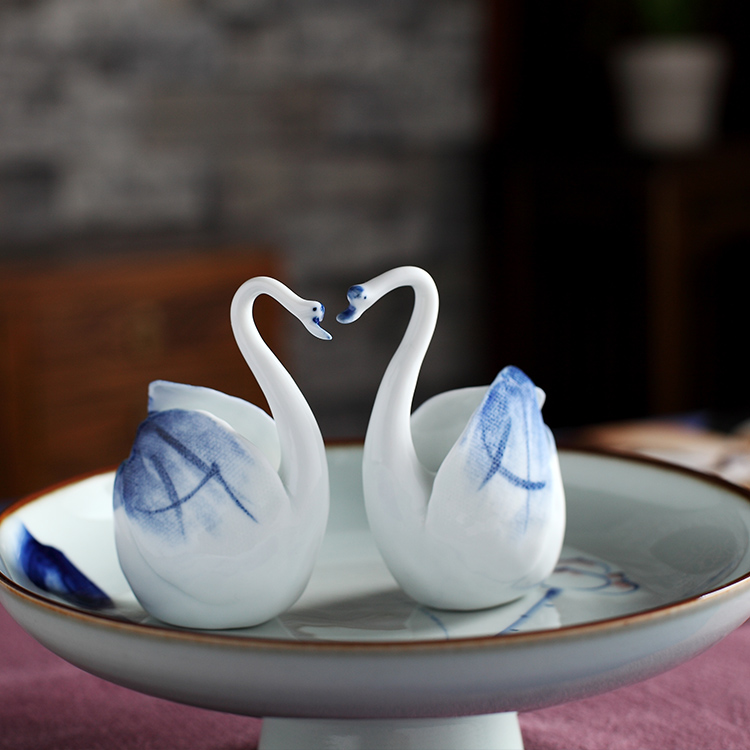 景德镇陶瓷创意雕塑陶瓷釉下彩青花天鹅茶宠客厅摆件