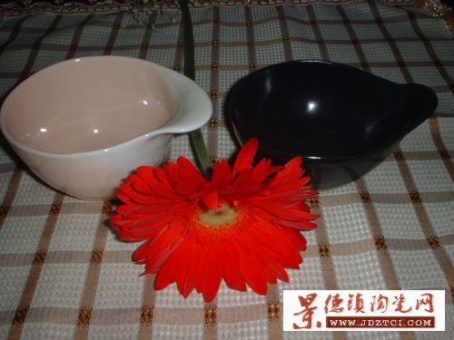 日式花瓣陶碗