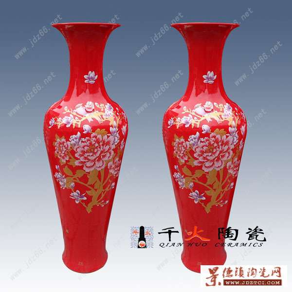 中国红瓷器大花瓶